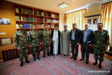 رفتار مردمی و اخلاق متواضعانه پیامبر(ص) بود که دل‌های بسیاری را شیفته مکتب اسلام نمود