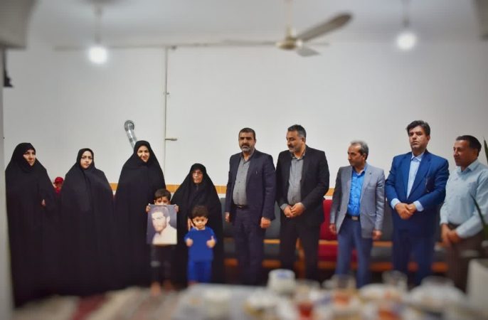 دیدار فرماندار علی آبادکتول با خانواده معظم شهید پاسدار محمود الازمنی
