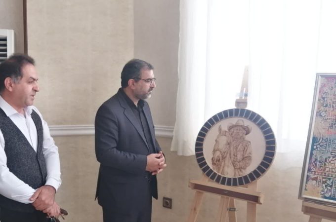 بازدید فرماندارعلی آبادکتول از نمایشگاه نقاشی