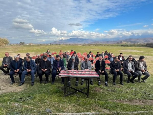 آیین کلنگ زنی زمین چمن مصنوعی روستای آهنگر محله برگزار شد