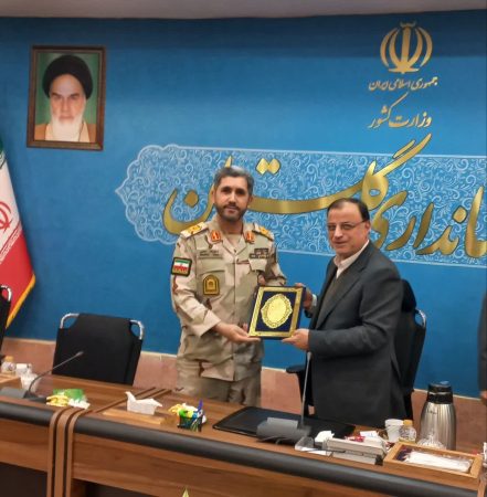 اهداء لوح تبریک فرمانده مرزبانی فراجا به استاندار گلستان