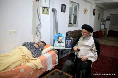 عیادت حضرت آیت الله نورمفیدی از سرکار خانم حاجیه خدیجه خراسانی،جانباز و رزمنده هشت سال دفاع مقدس