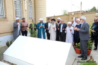 حضور حضرت آیت الله نورمفیدی بر سر مزار مرحوم استاد حاج یار محمد آخوند نظری