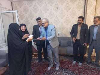 دیدار مسئولین استانی با مادر شهید اسماعیل ثناگو و اهدای شناسنامه نمادین شهید