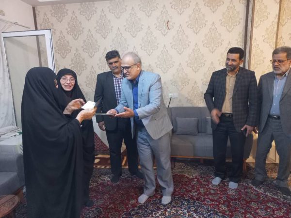 دیدار مسئولین استانی با مادر شهید اسماعیل ثناگو و اهدای شناسنامه نمادین شهید