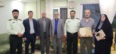 دیدار مسئولان استانی با خانواده شهید جاویدالاثر محمدمهدی محمودی و اهدای شناسنامه نمادین شهید