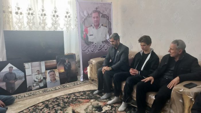فرمانده مرزبانی گلستان با خانواده شهید سردار نوروز شریعتی در استان ایلام دیدار کرد