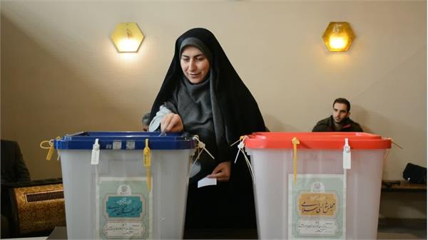 الهام متین رای خود را در صندوق مستقر در تالارفخرالدین اسعد گرگانی انداخت