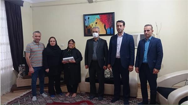 دیدار «محمد رعیت» با خانواده ی «سمیه عرب» خبرنگار جوان فقید