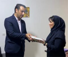 محمد رعیت پروانه فعالیت یک موسسه تک منظوره نمایشی در گرگان را اهدا کرد