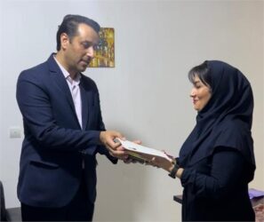 محمد رعیت پروانه فعالیت یک موسسه تک منظوره نمایشی در گرگان را اهدا کرد