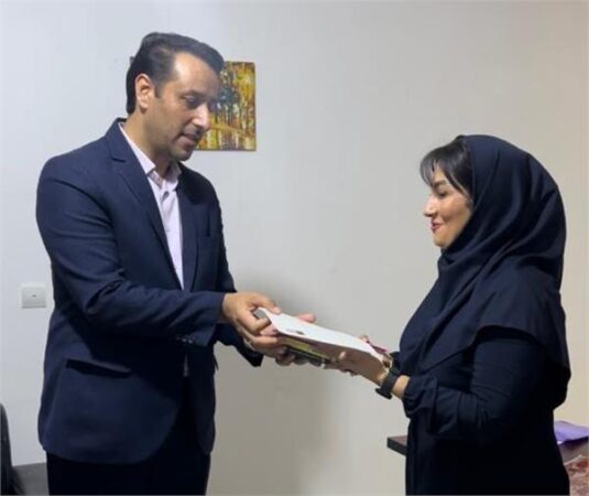 محمد رعیت پروانه فعالیت یک موسسه تک منظوره نمایشی در گرگان را اهدا کرد