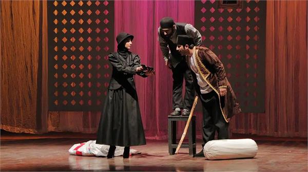 اجرای نمایش”مضحکه ی شبیه قتل” در سالن اصلی تالارفخرالدین اسعد گرگانی آغاز شد.