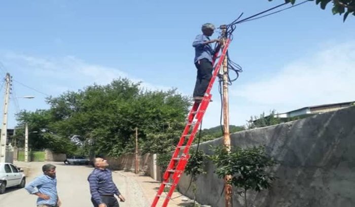 ترمیم مسیر کابلکشی مخابرات در روستای الامن شهرستان علی آباد کتول