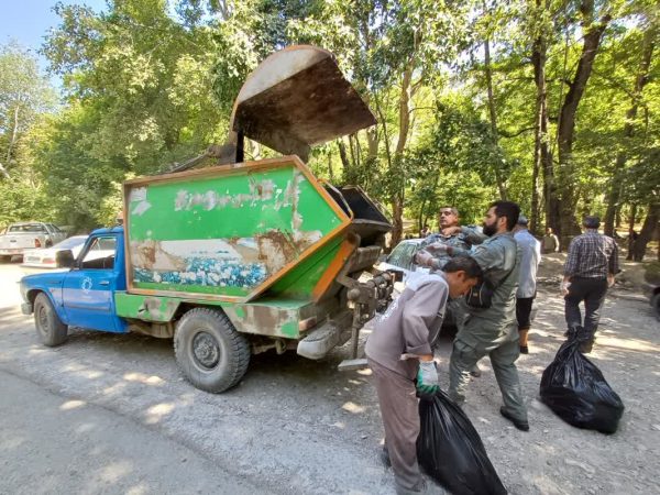 پاکسازی زباله های حاشیه جاده میان‌گذر پارک ملی گلستان بمناسبت هفته محیط زیست